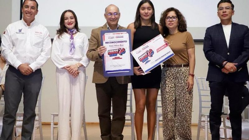 Enrique Galindo premia a lo más destacado de la juventud potosina