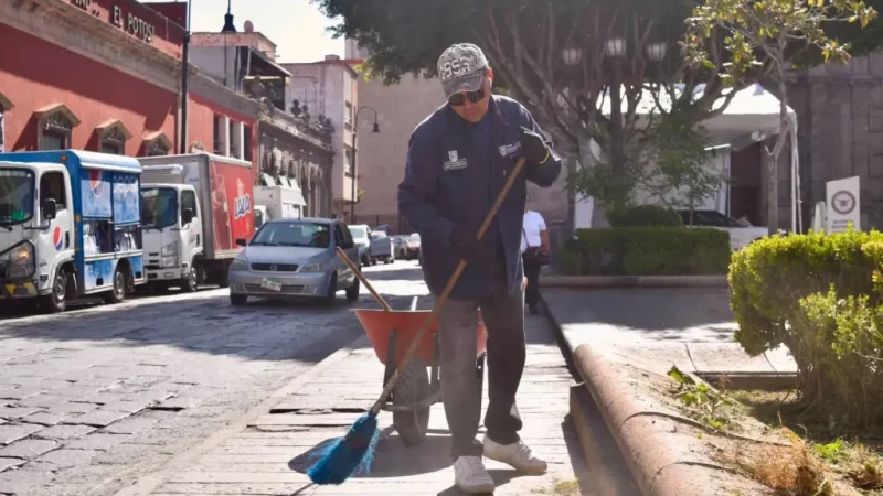 Plazas del Centro Histórico de San Luis Capital lucen jardines cuidados
