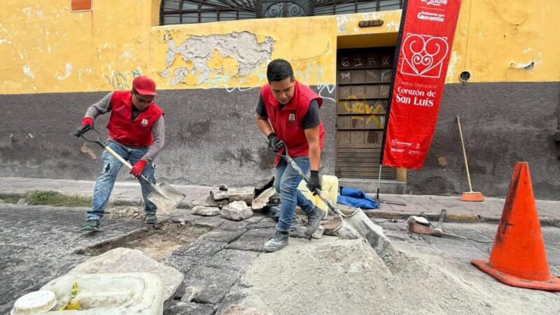 Gobierno de la Capital atiende baches en Manuel del Conde e Independencia