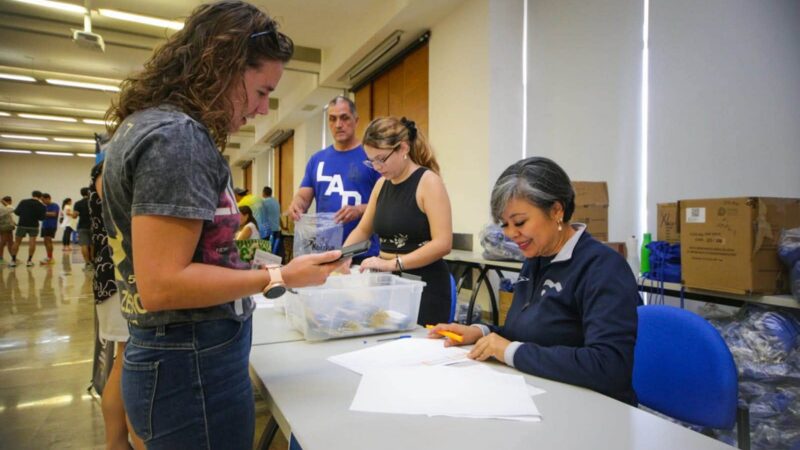 El Medio Maratón UASLP calienta motores con la entrega de kits a las y los participantes.