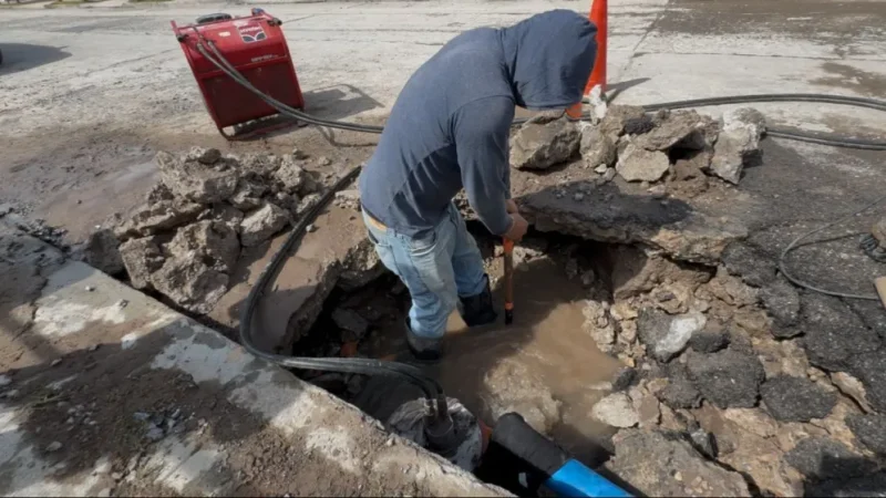 Interapas atiende fuga de grandes dimensiones en el fraccionamiento San Leonel
