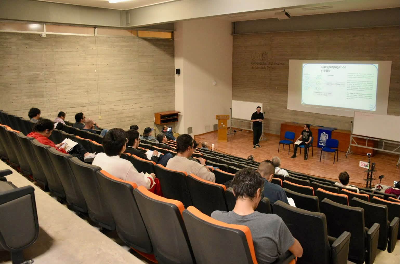 Instituto de Física de la UASLP aborda las nuevas capacidades de la inteligencia artificial.