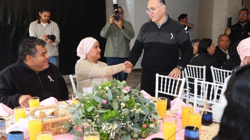 ESTELA ARRIAGA Y ENRIQUE GALINDO ABRAZAN A LAS MUJERES EN LUCHA CONTRA EL CÁNCER DE MAMA