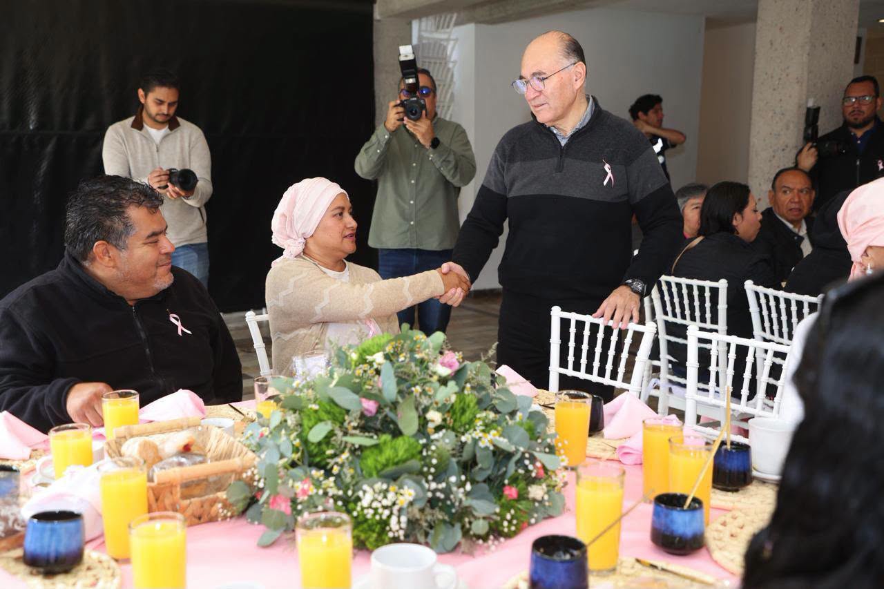 ESTELA ARRIAGA Y ENRIQUE GALINDO ABRAZAN A LAS MUJERES EN LUCHA CONTRA EL CÁNCER DE MAMA