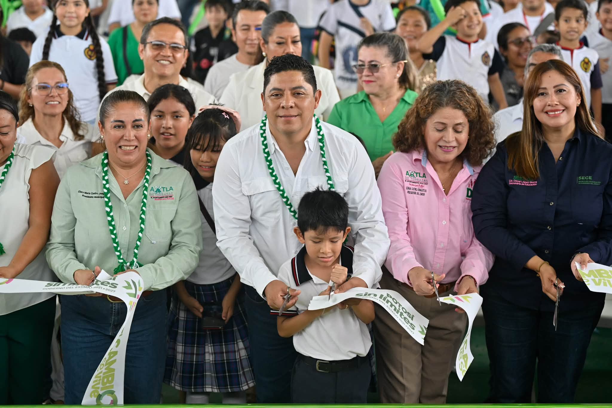 EL GOBERNADOR RICARDO GALLARDO ENTREGA MODERNA UNIDAD DEPORTIVA A FAMILIAS DE AXTLA DE TERRAZAS