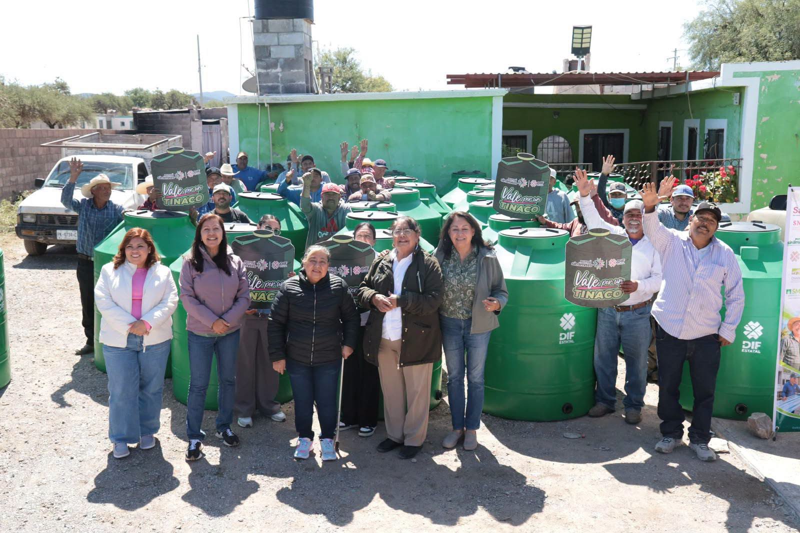 EL GOBIERNO DEL CAMBIO, A TRAVÉS DEL DIF ESTATAL, LLEVA CISTERNAS A FAMILIAS DEL ALTIPLANO POTOSINO.