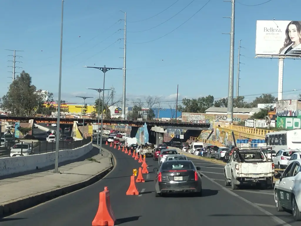 SSPC de la Capital realiza ajustes viales en avenida Salvador Nava por construcción del puente elevado en Jacobo Payán Latuff