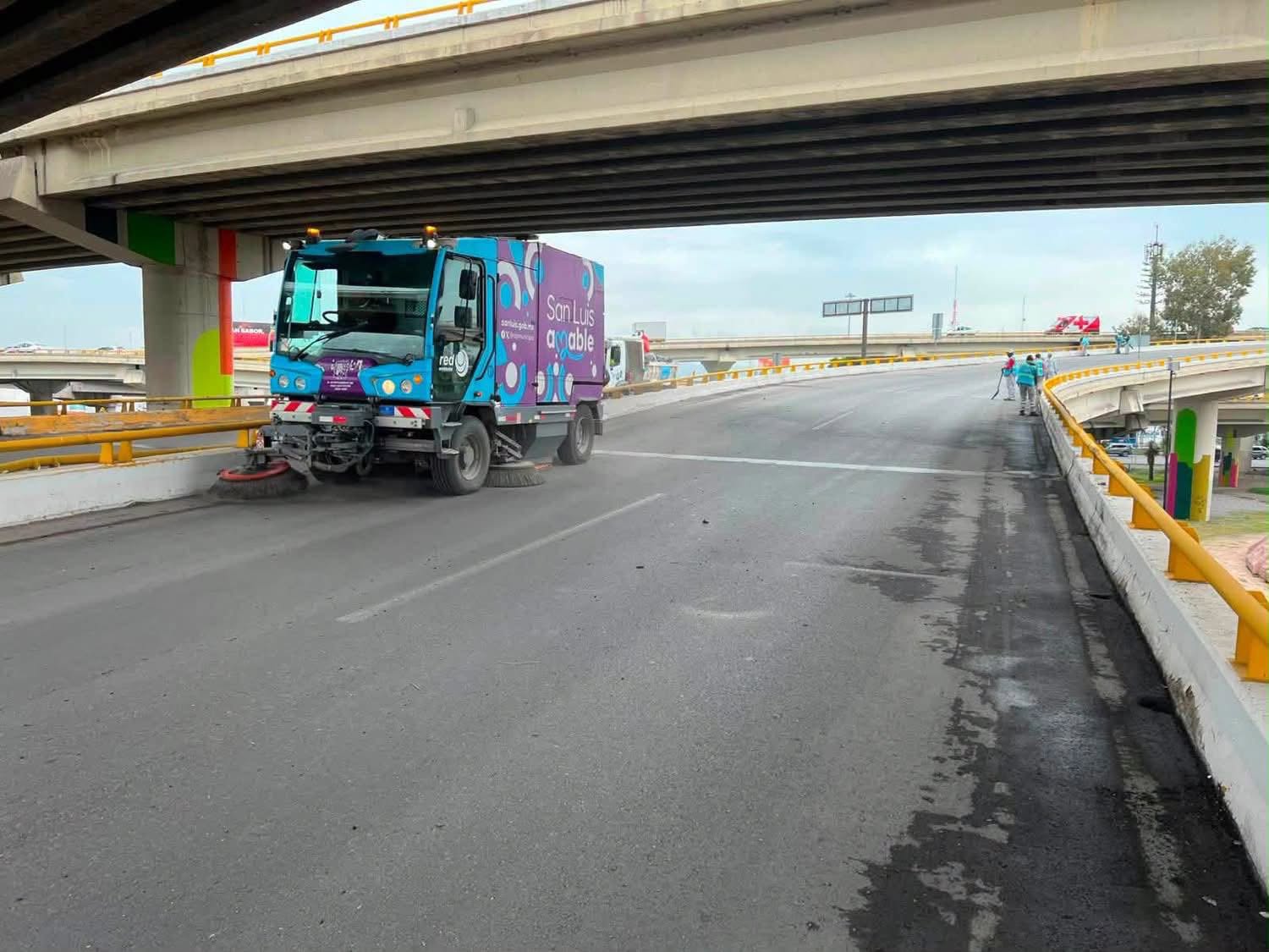 Gobierno de la Capital interviene la parte superior de Distribuidor Juárez con limpieza
