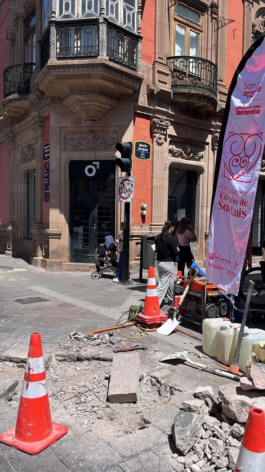Gobierno de la Capital atiende reporte ciudadano con trabajos de bacheo en el Centro Histórico