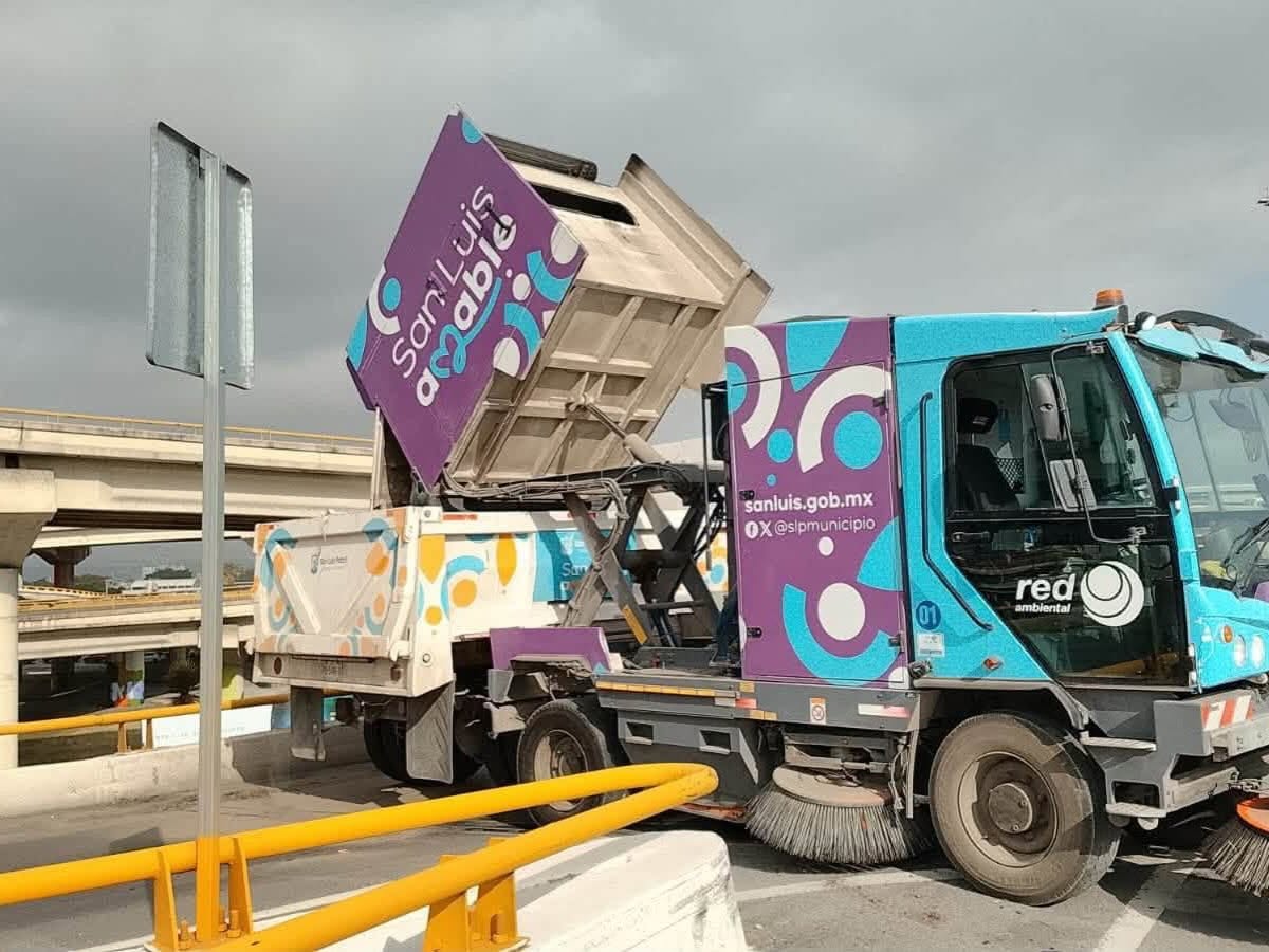 Ayuntamiento de SLP realiza mantenimiento y destape de drenajes pluviales en el Distribuidor Juárez