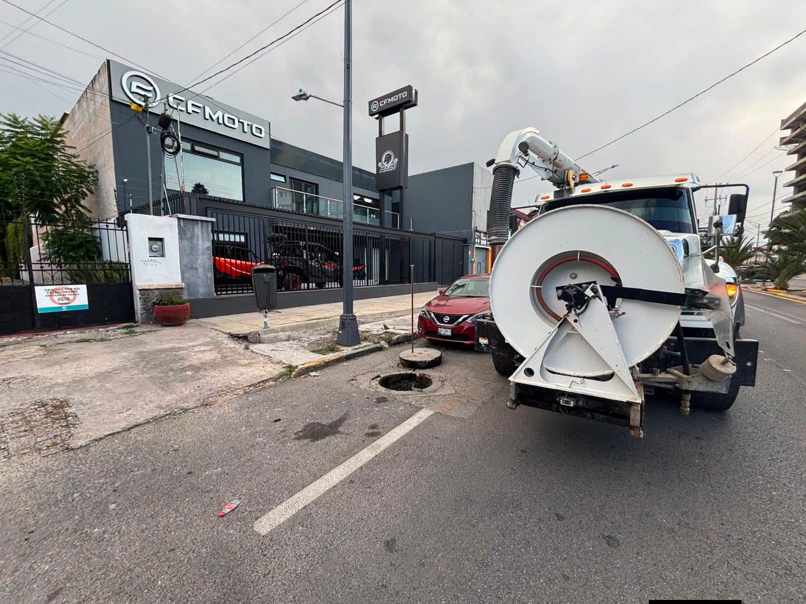 Retira INTERAPAS 80 kilos de basura de drenaje en Carranza