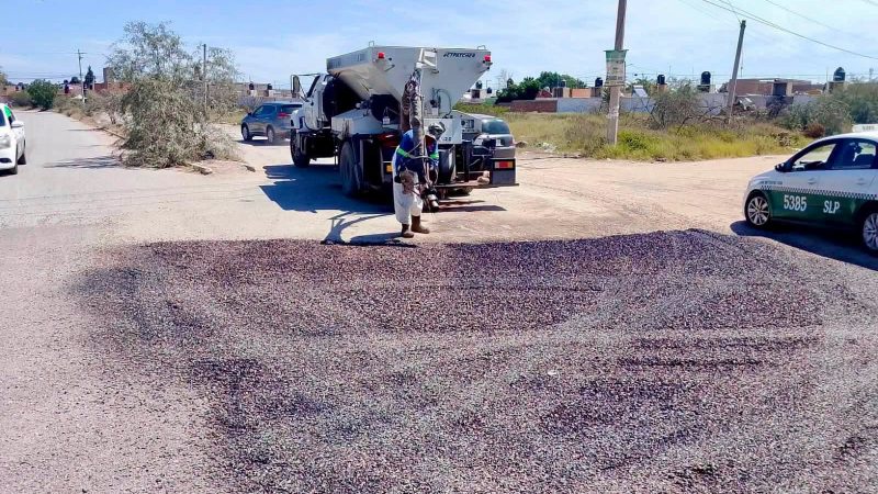 Gobierno de la Capital atiende reportes ciudadanos con bacheo en Los Vergeles