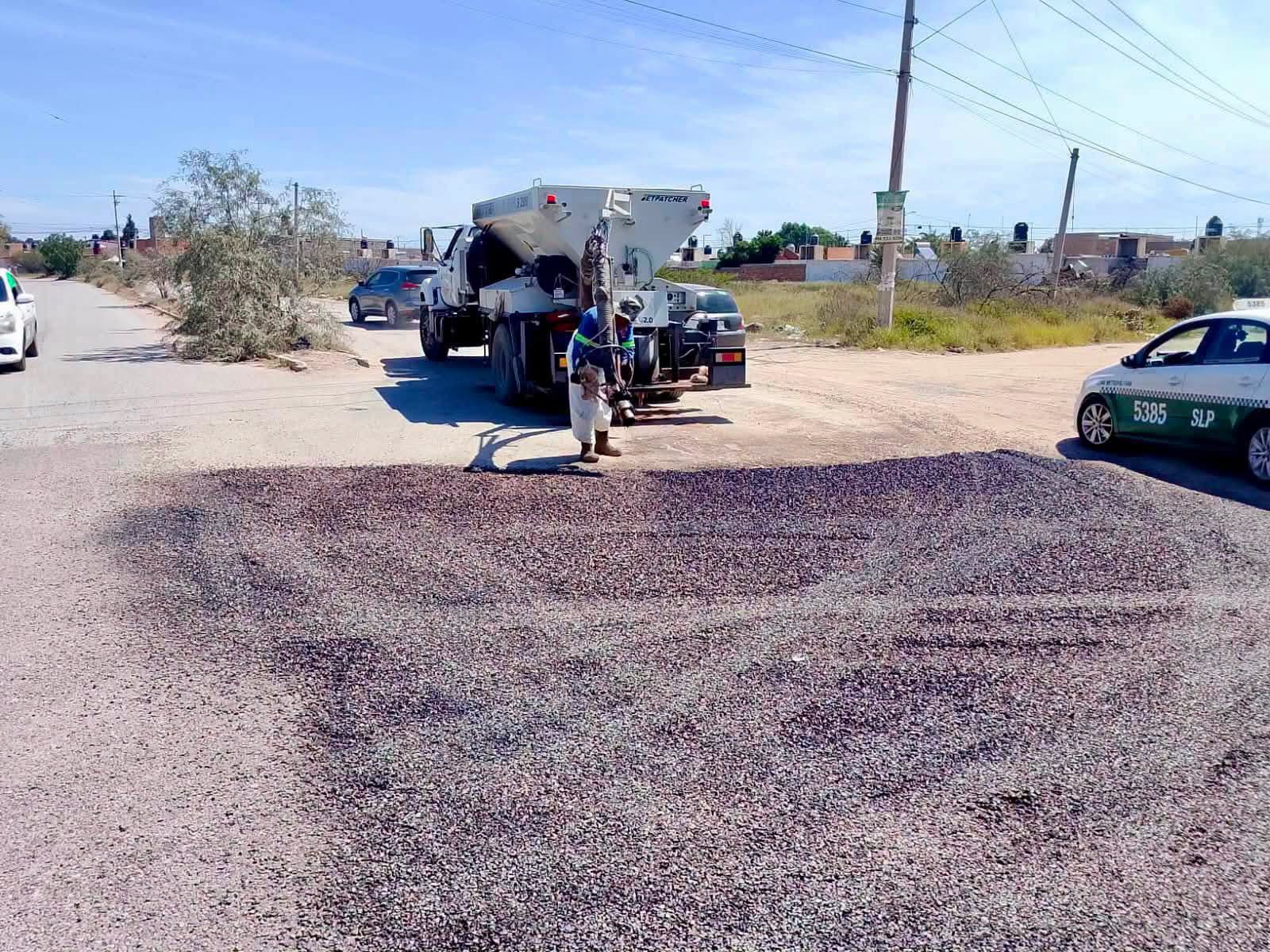 Gobierno de la Capital atiende reportes ciudadanos con bacheo en Los Vergeles