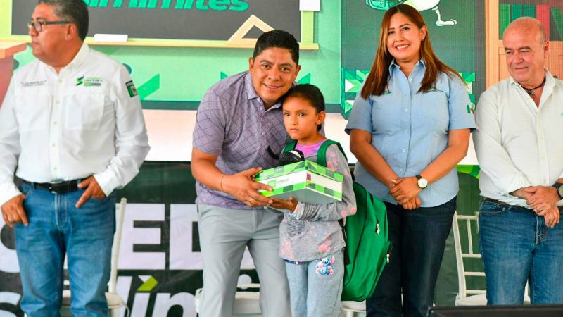 EL GOBERNADOR RICARDO GALLARDO INICIA ENTREGA DE APOYOS ESCOLARES 2026 EN SOLEDAD.