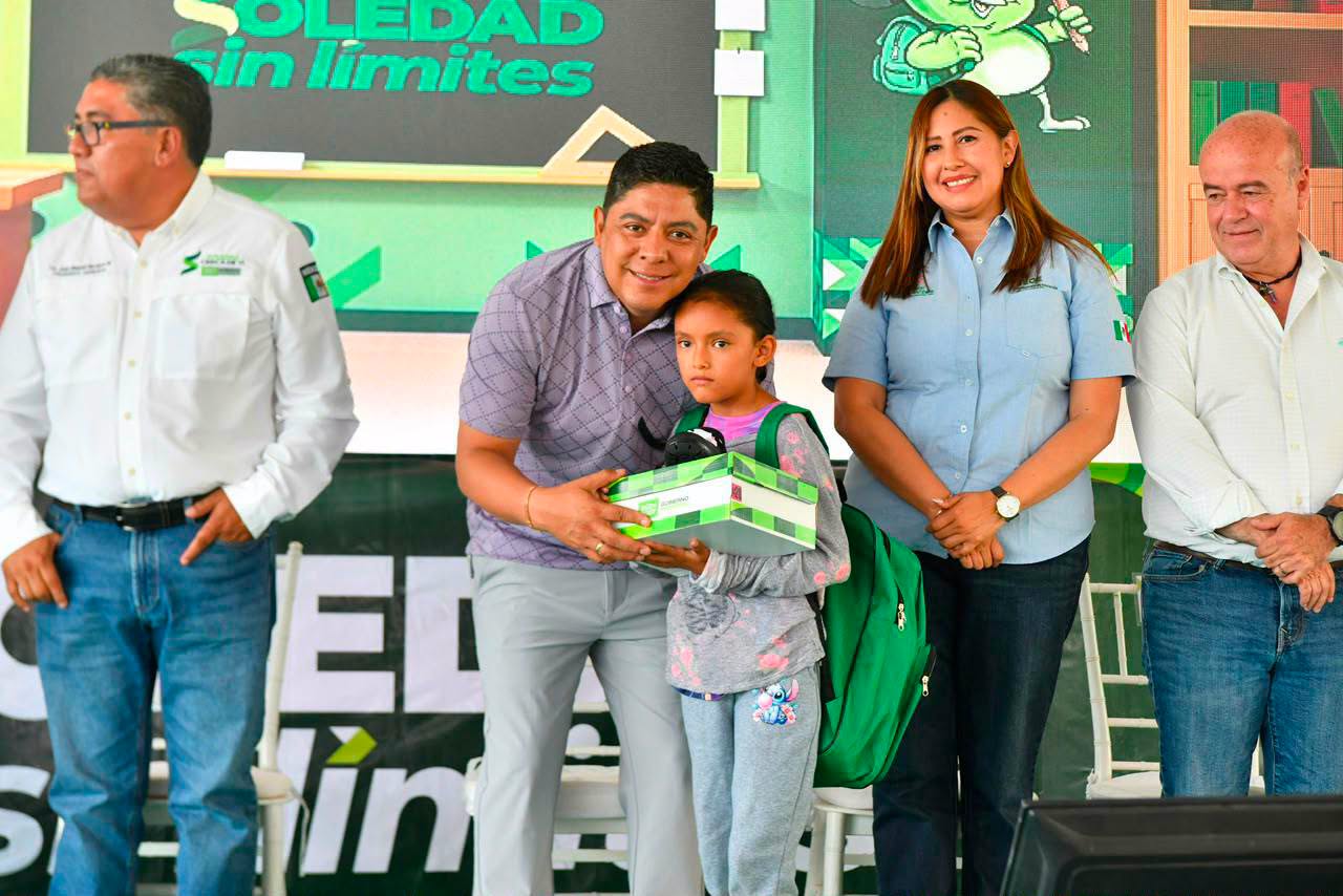 EL GOBERNADOR RICARDO GALLARDO INICIA ENTREGA DE APOYOS ESCOLARES 2026 EN SOLEDAD.