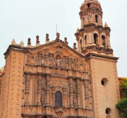 IMPACTANTE RESTAURACIÓN DE LA FACHADA DEL TEMPLO DEL CARMEN
