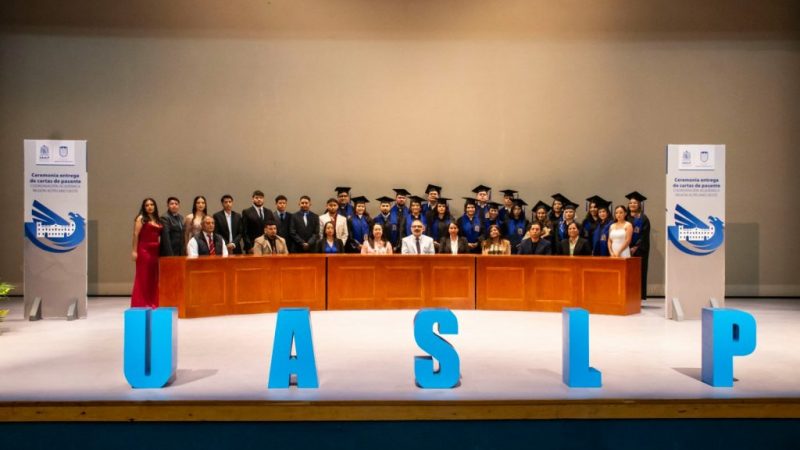 Nuevos profesionistas concluyen su formación en la CARAO
