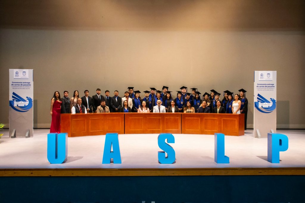 Nuevos profesionistas concluyen su formación en la CARAO