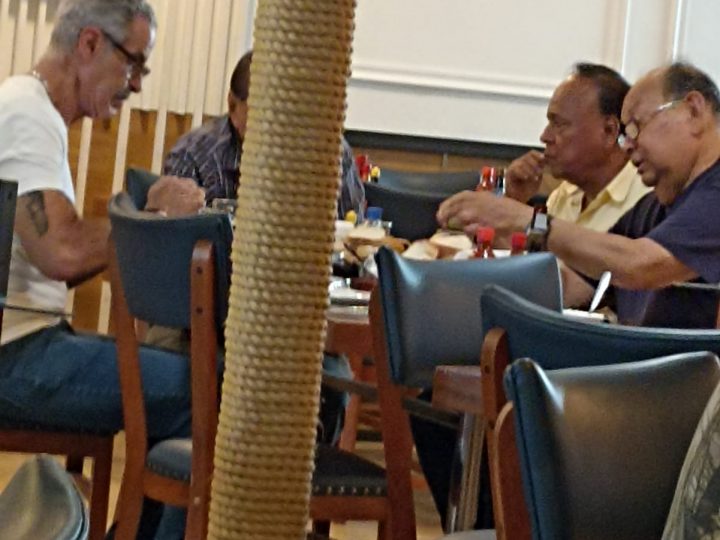 Jaime Chalita y Efraín Álvarez Méndez disfrutan partido Argentina vs. Inglaterra en restaurante de Cuauhtémoc