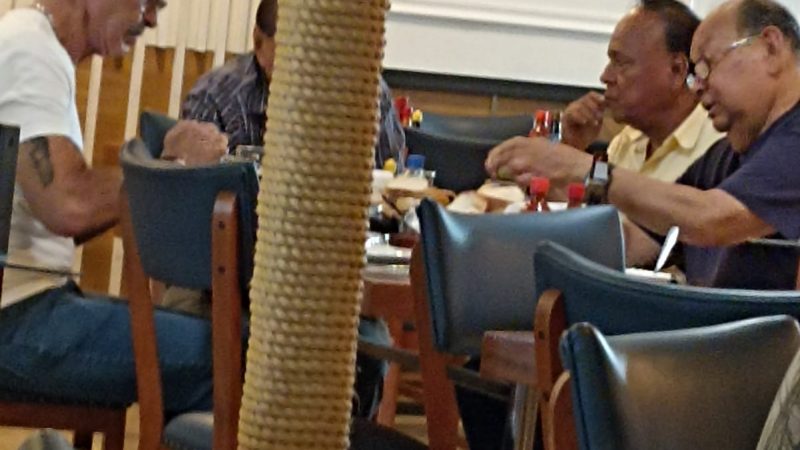 Jaime Chalita y Efraín Álvarez Méndez disfrutan partido Argentina vs. Inglaterra en restaurante de Cuauhtémoc