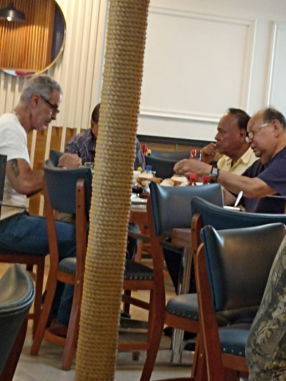 Jaime Chalita y Efraín Álvarez Méndez disfrutan partido Argentina vs. Inglaterra en restaurante de Cuauhtémoc