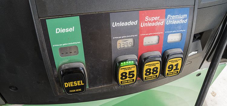 Nuevos aranceles y el alza de la gasolina e hipotecas golpean la economía en EE.UU.