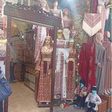 Tienda de trajes tradicionales en el centro de Ammán, Jordania. E