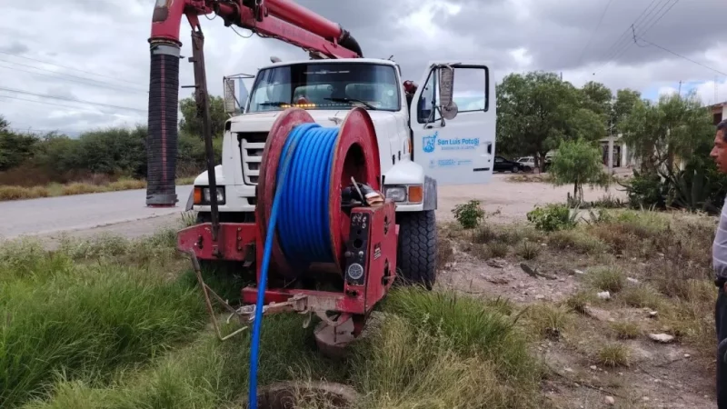 Acciones preventivas municipales llegan a Milpillas para evitar riesgos por drenajes colapsados