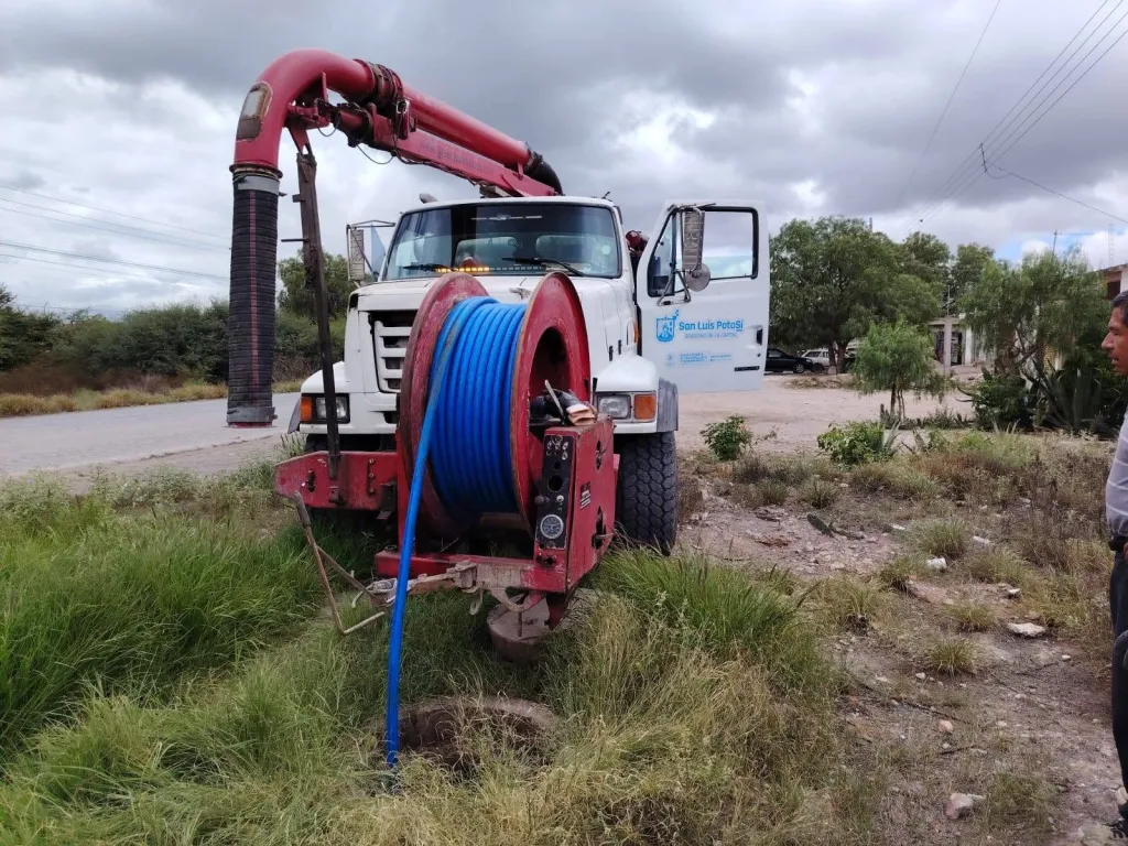 Acciones preventivas municipales llegan a Milpillas para evitar riesgos por drenajes colapsados