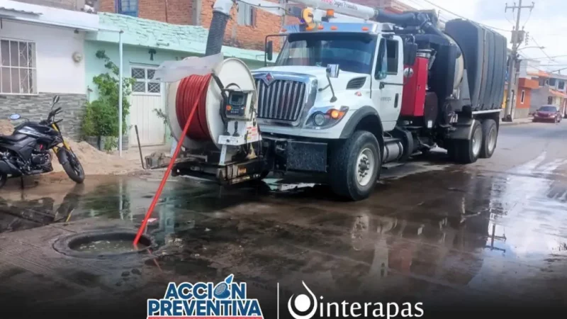 Interapas libera drenaje en avenida Mexquitic durante jornada preventiva