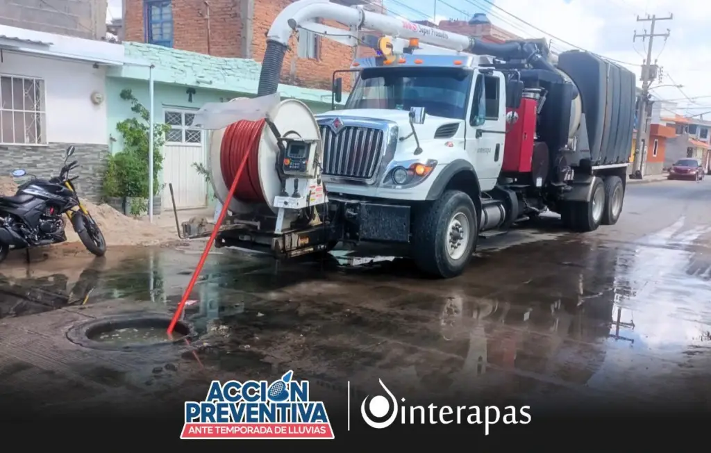 Interapas libera drenaje en avenida Mexquitic durante jornada preventiva