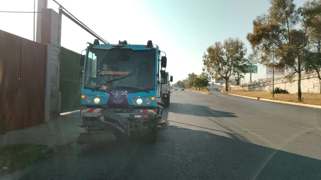 Ayuntamiento de San Luis Potosí refuerza la limpieza de vialidades con barrido mecánico matutino