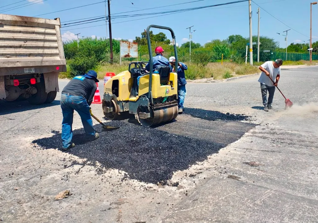 Gobierno de la Capital atiende de inmediato daño vial en Eje 130 e Industrias, en la Zona Industrial
