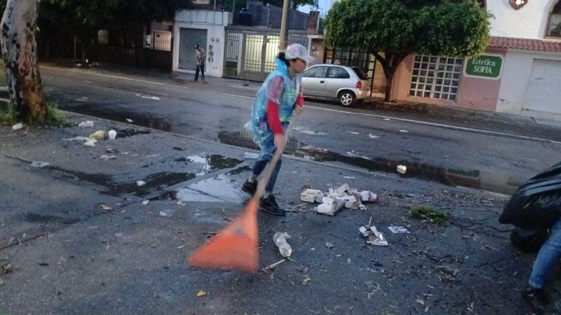 Gobierno de la Capital limpia avenida Hernán Cortés durante la noche tras la lluvia