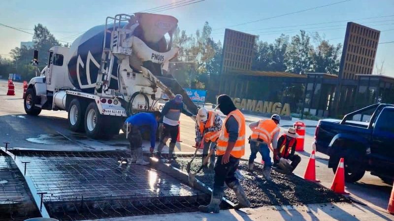 Gobierno de la Capital inicia el colado de la segunda etapa de los nuevos lomos de toro en avenida Chapultepec