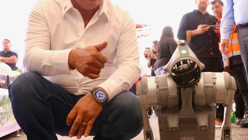 EL GOBERNADOR RICARDO GALLARDO PONE EN OPERACIÓN LOS PRIMEROS CUATRO PERROS ROBOT