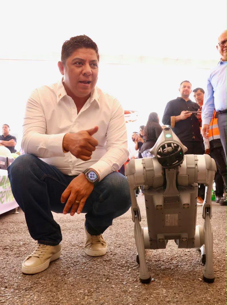 EL GOBERNADOR RICARDO GALLARDO PONE EN OPERACIÓN LOS PRIMEROS CUATRO PERROS ROBOT