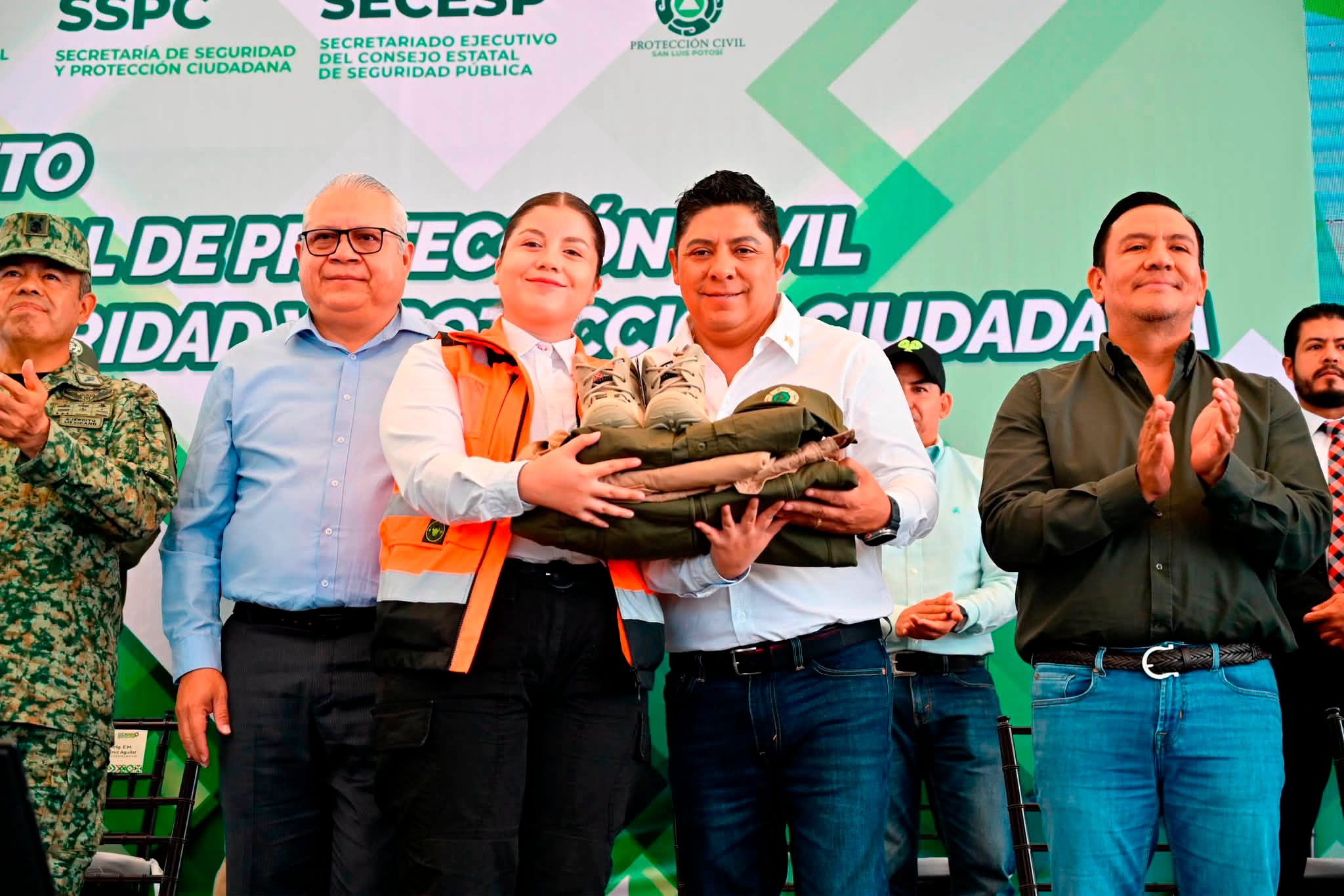 EL GOBERNADOR RICARDO GALLARDO ENTREGA EQUIPO TÁCTICO Y TECNOLOGÍA DE ÚLTIMA GENERACIÓN