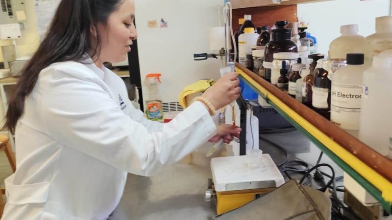 Investigación de la UASLP busca alternativas para eliminar fluoruro del agua potable.