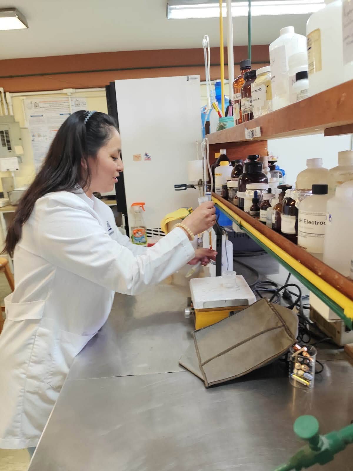 Investigación de la UASLP busca alternativas para eliminar fluoruro del agua potable.