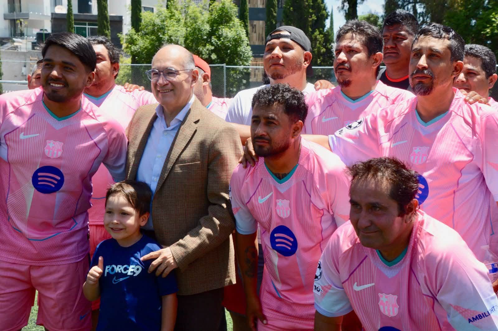 Enrique Galindo festeja a mujeres y hombres en el Día del Trabajador de Interapas
