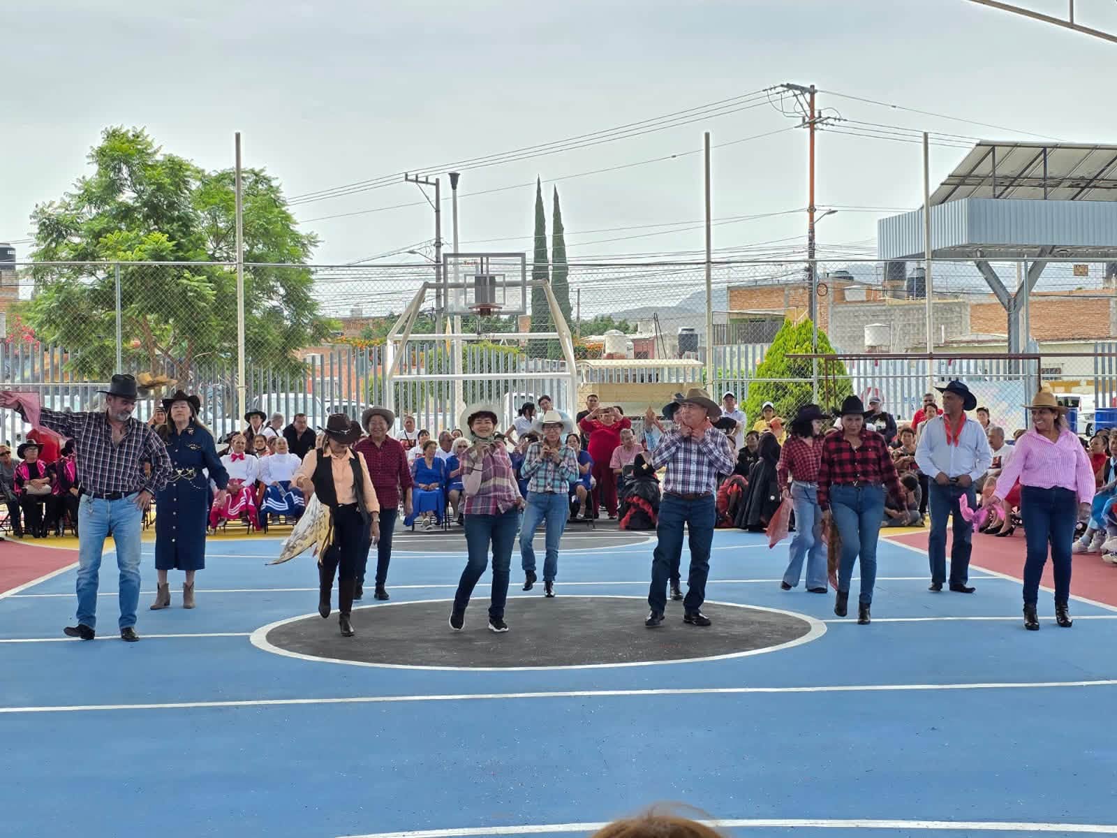 Adultos mayores contagiaron su alegría con el Concurso de Baile del DIF Municipal