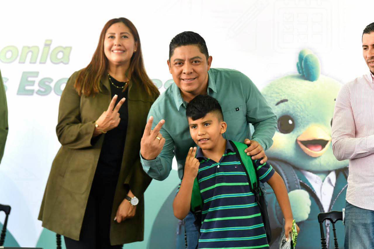 RICARDO GALLARDO ENCHULA LAS JULIAS CON MEJORES CALLES, SERVICIOS Y APOYOS ESCOLARES