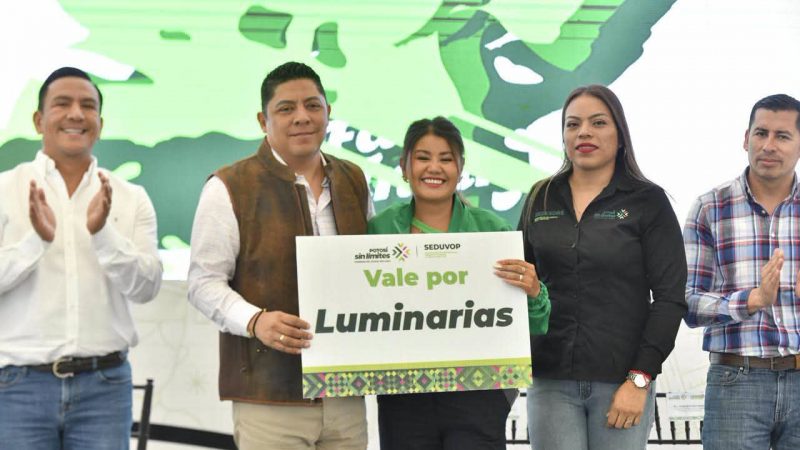 RICARDO GALLARDO CONTINÚA CON LA ENTREGA DE APOYOS ESCOLARES Y LUMINARIAS LED, AHORA EN MEXQUITIC DE CARMONA