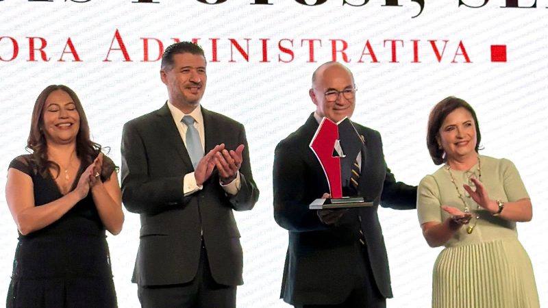 Enrique Galindo recibe reconocimiento nacional por la mejora administrativa del Gobierno de la Capital