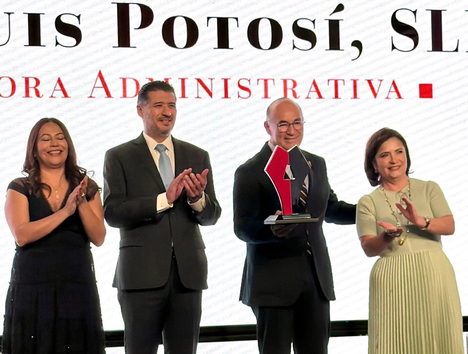 Enrique Galindo recibe reconocimiento nacional por la mejora administrativa del Gobierno de la Capital