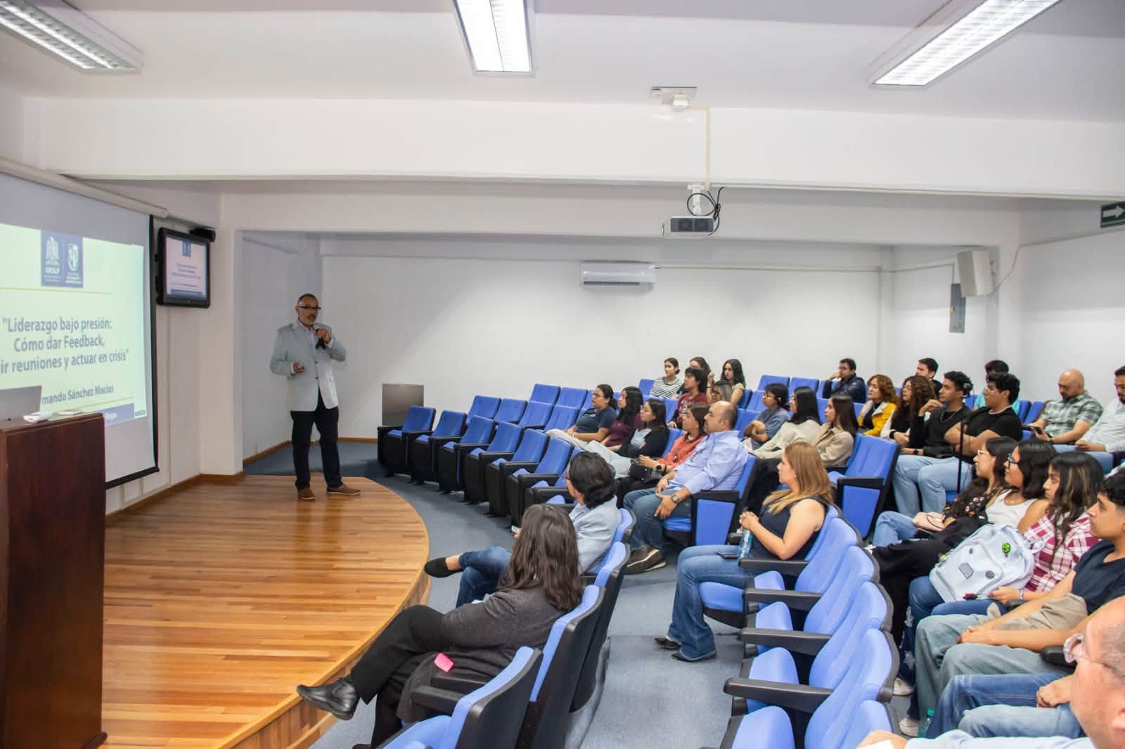 Liderazgo y comunicación, herramientas para enfrentar crisis en las organizaciones, afirma experto de la UASLP.