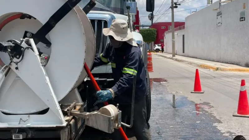 En limpieza de drenaje, Interapas retira 600 kilos de basura en avenida Curie