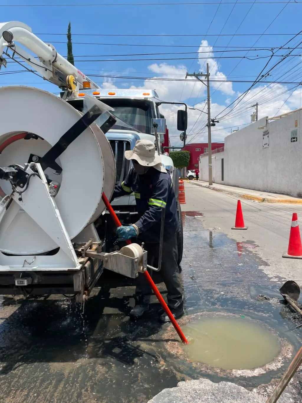 En limpieza de drenaje, Interapas retira 600 kilos de basura en avenida Curie