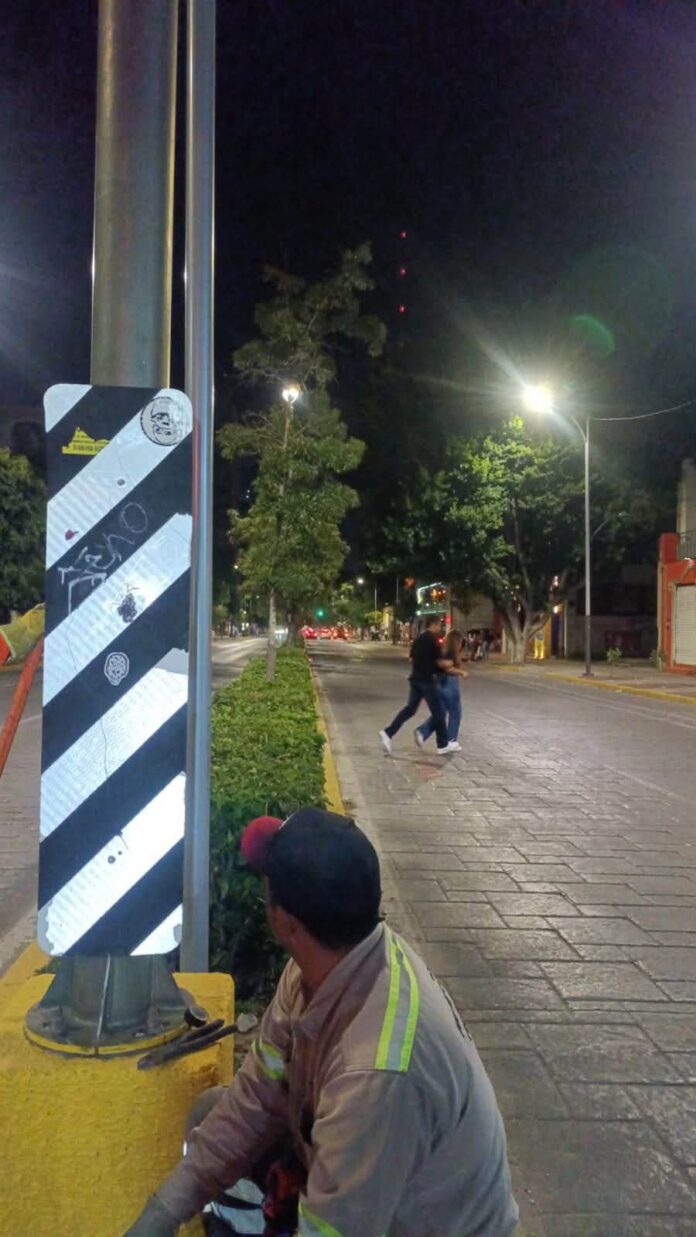 Ayuntamiento de SLP repara faroles dañados por vandalismo en avenida Carranza